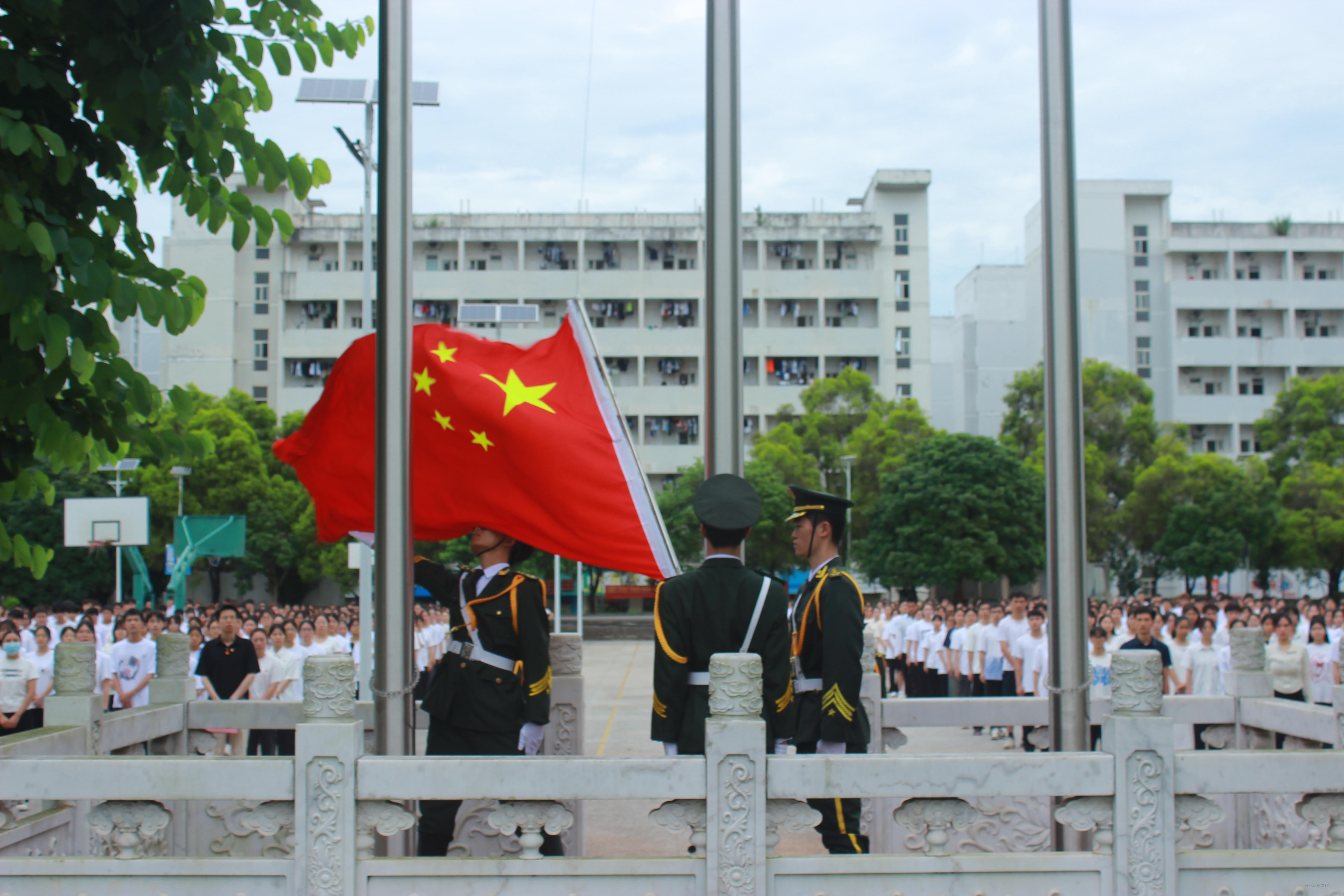 我院举行“弘扬建党精神，挺膺青春担当”主题升旗仪式